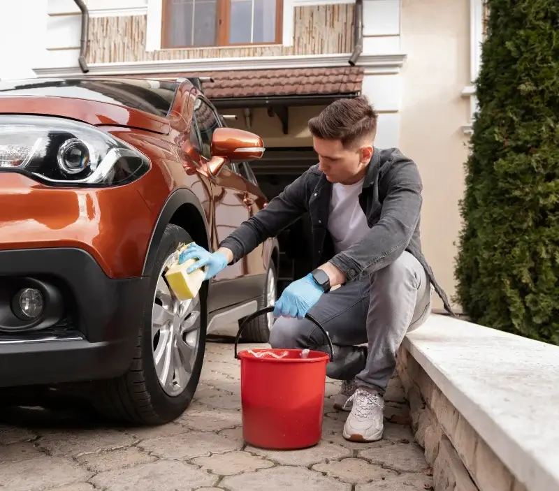 Lavage auto à domicile Valle-d'Alesani : professionnel intervenant sur un véhicule